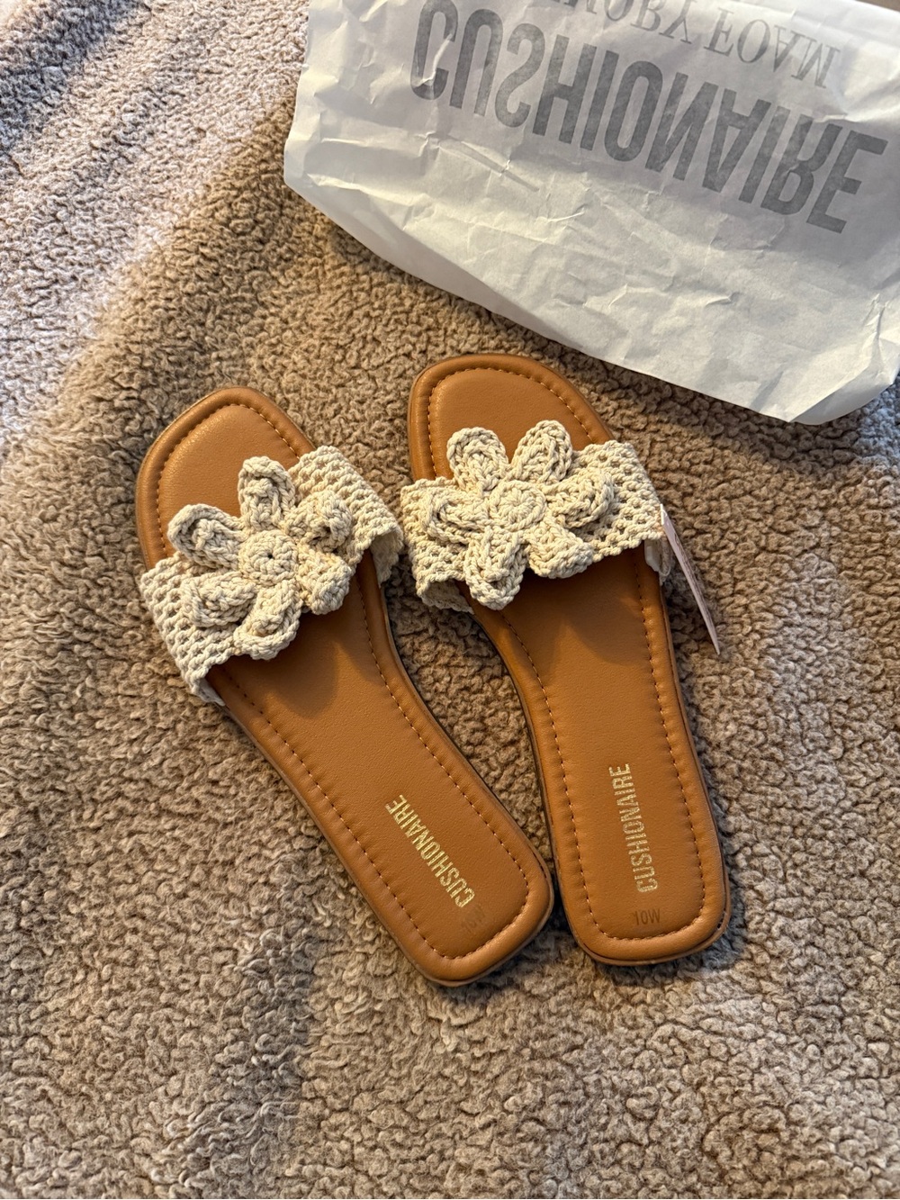 NWT Cushionaire Gemma Natural Sandals, 10W